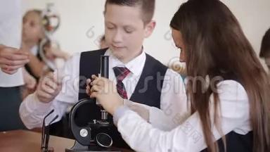 大学生穿校服工作显微镜坐在教室里.. 学校教育的理念..