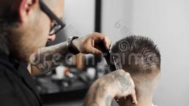 理发师在理发店为顾客理发，用剪刀、梳子、理发师`理发和刮胡子。