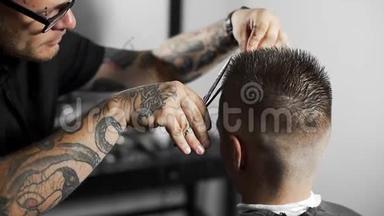 理发师在理发店为顾客理发，用剪<strong>刀</strong>、梳子、理发师`理发和<strong>刮胡子</strong>。