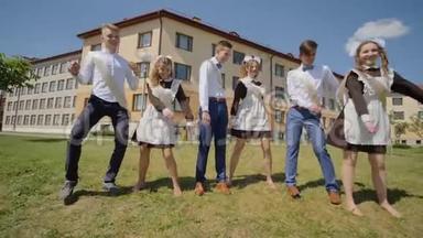 俄罗斯学生毕业时跳舞的日子从学年毕业。