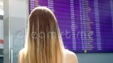后视4k视频的年轻女子长发观看展示与飞机离开国际