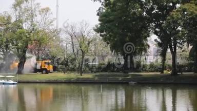 用大橙色水车浇灌草坪草和树木。 用特殊工具在炎热气候中<strong>滋润</strong>和<strong>滋润</strong>植物