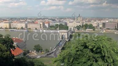 Szechenyi链桥上的风景和晴朗夏日布达佩斯的全景
