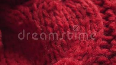 一条红色针织围巾的纹理。 特写镜头，慢动作..
