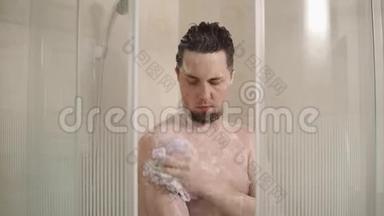 男人用毛巾泡<strong>澡</strong>，洗洗身体