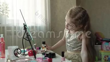 红发的小女孩照镜子，照镜子，化妆，洗脸，时尚，时尚，时尚，化妆品