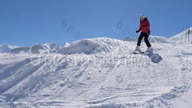 优雅的滑雪者滑到滑雪坡的边缘，欣赏全景