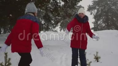 孩子们在松冬雪地公园玩雪球，通过雪堆和<strong>笑声</strong>。 女孩在冬天在雪地里玩耍。 圣诞节