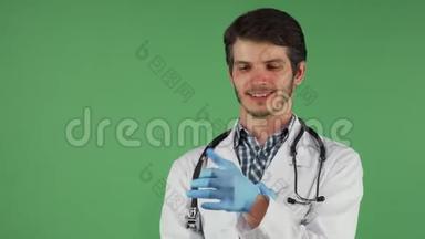 戴着医用橡胶手套的长胡子男医生