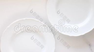 大理石桌上的空白瓷盘，桌景晚餐装饰平躺，顶部看食物录像作为食谱