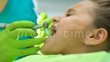 儿童牙医给小女孩钻牙，及时龋齿治疗