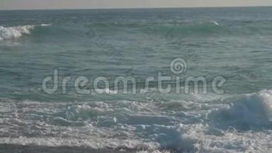 巨大的海浪在海滩上翻滚，蓝天慢动作