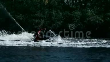 运动员在河上快速的喷气式滑雪板上旋转。 极限水上运动概念