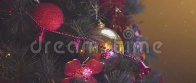 一棵<strong>圣诞树</strong>、装饰品和灯的细节<strong>视频</strong>。