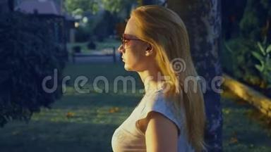 一个年轻的蓝眼睛女人站在<strong>商场</strong>的公园里的肖像。 4. 慢镜头拍摄。