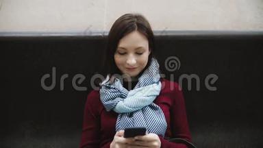 坐在<strong>地铁</strong>站大理石长凳<strong>上</strong>的兴奋的女人在智能手机<strong>上</strong>发短信