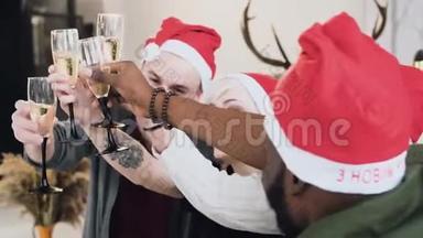 在圣诞树前舒适的公寓里，快乐的朋友在庆祝圣诞或新年的同时喝着<strong>祝酒</strong>词