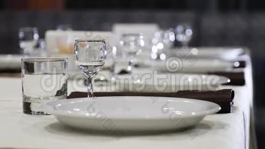 表格设置。餐厅喜庆餐桌上的盘子、玻璃杯和玻璃杯