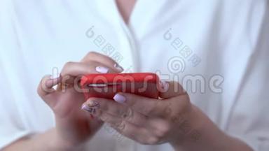 特写的女人手拿着一个红色的箱子里的<strong>电话</strong>，拨通一个<strong>电话</strong>号码，把<strong>电话</strong>带到耳朵里。