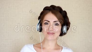 肖像特写女士戴耳机听音乐歌曲的背景光。