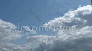 只有<strong>夏天</strong>的蓝天上有两层移动的灰色云。 全高清<strong>延时</strong>镜头