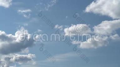 只有夏天的蓝天上有两层移动的灰色云。 全高清延时镜头