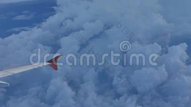傍晚乌云和部分机翼从飞机的窗口。