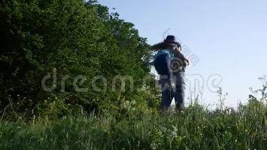 父亲和女儿在草坪上玩得很开心。 爸爸把女儿扭来扭去。 慢动作