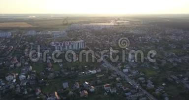 空中拍摄：乡镇4k4096x2160像素的美丽公寓综合体