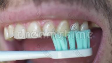 一群白人用电动牙刷刷牙. 人`刷牙时张开嘴。