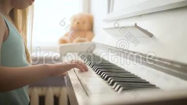在家学习弹钢琴的小女孩.. 学龄前<strong>儿童</strong>玩音乐<strong>乐器</strong>