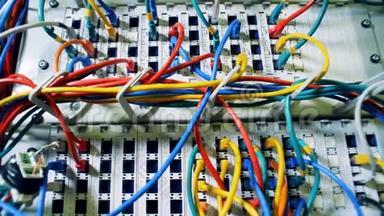 在数据中心有很多五颜六色的电线，电线，电缆。 乱，乱电线..
