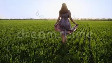穿着粉色衣服的女人光着脚走在绿色的田野上