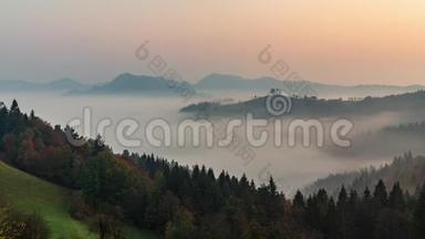 黎明时分，山顶和山谷上空的全景雾状景观。 斯洛文尼亚。 舞雾