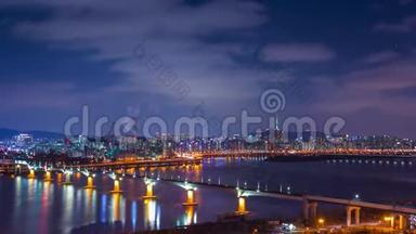 首尔市和汽车通过桥和交通，汉河在夜间首尔市中心，韩国。 4K时间流逝。