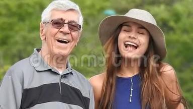 开心的笑爷爷和孙女