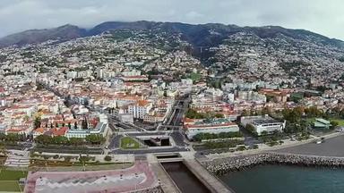 位于葡萄牙马德拉、码头和码头、大西洋的大规模美丽城市