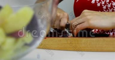 一个女人正在厨房的木板上<strong>剪开</strong>的甜菜