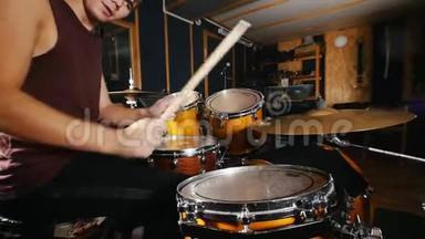 鼓手在录音室里用湿鼓演奏音乐