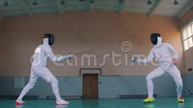 两名年轻女子在学校体育馆积极进行击剑训练