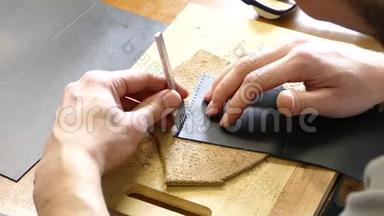 皮革工匠使用锤子与天然皮革一起工作。 手工制作的概念。 <strong>小企业</strong>创建皮革产品的概念