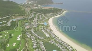 鸟瞰旅游度假别墅和酒店的热带岛屿和蓝海景观.. 从上面的豪华酒店可以看到无人机