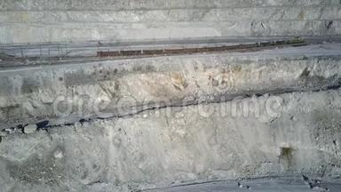在石矿山装载石棉的空中观景火车