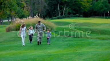 正面观看军人父亲与他的幸福家庭步行和跳跃。