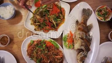 在这里可以<strong>看到</strong>泰国海鲜、鱼蟹和大虾