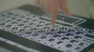 小宝宝用一只手指在现代电脑键盘上打字