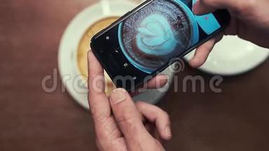 男人`手在咖啡上、智能手机上制作一系列图片