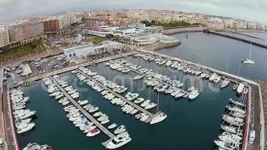 葡萄牙小镇码头上的小码头上满是船只和游艇