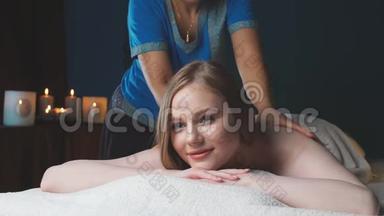 美丽的女人正在水疗床上等待抗衰老面部按摩