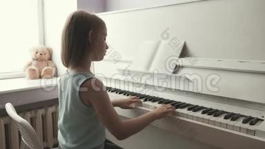在家学习弹钢琴的小女孩.. 学龄前儿童玩音乐乐器